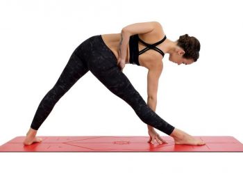 Vận động yoga bằng những chiếc thảm tập giúp nâng cao hiệu quả 