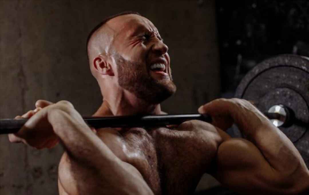 Trường phái Bodybuilding thường tập rất nặng để kích cơ phát triển tối đa