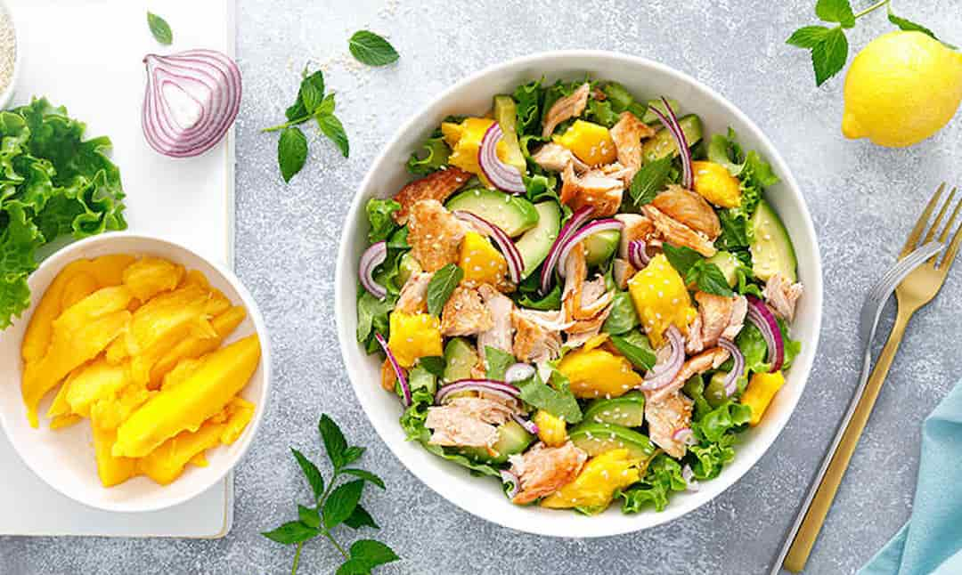 Nạp thêm năng lượng cho buổi chiều với salad cá hồi