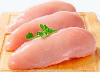 Chuẩn bị một miếng ức gà tươi ngon trước khi chế biên