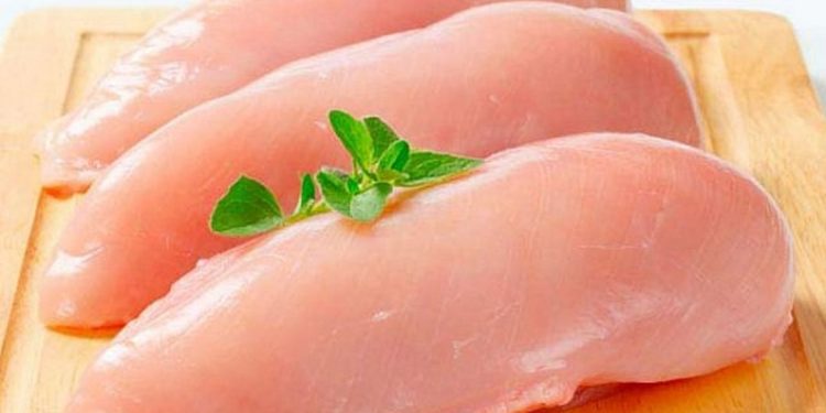 Chuẩn bị một miếng ức gà tươi ngon trước khi chế biên